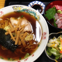 「ラーメン海鮮丼セット サラダ付 780円」@九州屋の写真