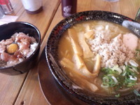 「濃厚鶏そば塩750円＋ささみユッケご飯250円」@やきとり 濃厚鶏そば 焼鳥五郎 神田西口店の写真