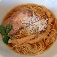 「醤油らーめん（大盛り） ￥６８０」@新宿 モモンガの写真