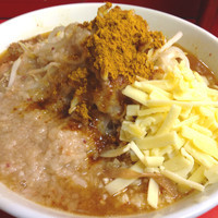 「カレー麺¥750+チーズ¥100(ニンニク、アブラ、タマネギ、カ」@豚ラーメン 蕨店の写真