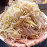 「ラーメン+中盛り+ヤサイ+ニンニク」@ラーメン大 堀切店の写真