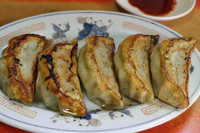 「焼き餃子6個300円」@三楽の写真
