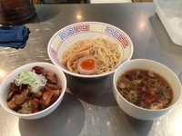 「つけ麺小＋ねぎ入り叉焼茶めし」@煮干鰮らーめん 圓 町田店の写真