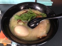 「鶏白湯塩らー麺＋味玉（￥600＋￥100）」@麺や ぼんずの写真