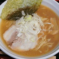「豚骨醤油ラーメン（並 650円）」@めん処 仁兵衛 橋本北口店の写真