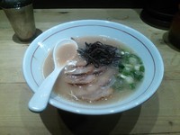 「純製ラーメン醤油+肉」@博多らーめん 虎の写真
