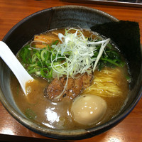 「鐙らぁめん(細麺)+煮たまご」@麺や 鐙 大和店の写真