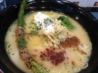 「鶏白湯そば+ガーリックバター 940円」@麺巧 潮の写真