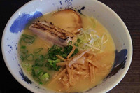 「濃厚鶏そば　750円　中華そば　500円＋鶏餃子　280円」@鶏そば 雫一の写真