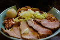 「全部乗せ油そば(大盛）」@兎に角 松戸店の写真