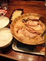 「豚骨醤油ラーメン大盛無料、半ライス無料×2、餃子」@壱鵠堂 瀬谷店の写真