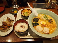 「W定食（ラーメン大盛+ギョーザ4ヶ+小鉢+御飯+漬物）」@山水亭の写真