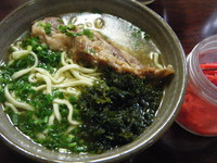 「アーサそば軟骨ソーキのせ600円」@護佐丸 新所沢店の写真