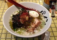 「パイナップル 辛ラーメン+味付玉子+パイナップルエール」@パイナップルラーメン屋さん パパパパパインの写真
