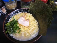 「ラーメン(並)+のり+ライス小」@横浜家系ラーメン 大津家 新大津店の写真