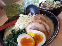 「やまとラーメン醤油(油少なめ)+ネギチャーシュー飯」@横浜豚骨らーめん やまと屋の写真