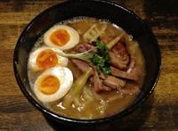 「らーめん700円＋味付玉子100円」@燈の車の写真