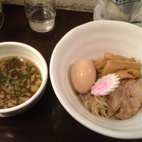 「追い煮干あえつけ麺（麺少なめ味玉付き）」@づゅる麺 池田の写真