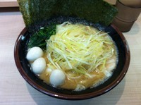 「醤油ネギラーメン ＋のり＋うずら」@逗子家の写真