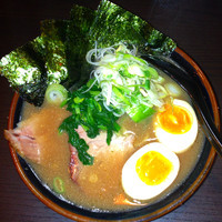 「味玉ラーメン【ほうれんそう、海苔トッピング】」@神田ラーメン 友喜の写真