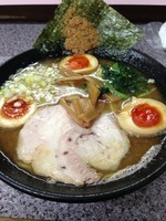 「和風とんこつあっさりバージョン(太麺) + 半熟茹卵」@丸新らぁめんの写真