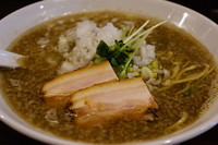 「目黒ブラック煮干しそば（並）+タマネギ増し」@麺屋 航の写真