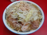 「小ラーメン豚入り（600円）ヤサイニンニクアブラ」@ラーメン二郎 目黒店の写真