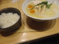 「鶏白湯ＳＯＢＡ　大盛＋味玉＋ご飯」@銀座 篝の写真