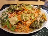 「コクうまサラダうどん（一日分野菜・麺2玉・胡麻ドレ）609円」@はなまるうどん 神田駅前店の写真