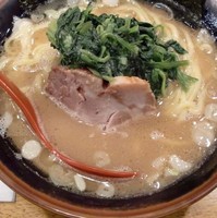 「ラーメン（並） + ほうれん草」@濃厚豚骨醤油ラーメン 太龍軒 田町店の写真