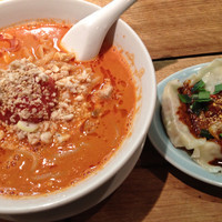 「赤トマト担々麺+担々餃」@蒼龍唐玉堂 六本木店の写真
