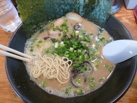 「豚骨らーめんまる（680円）」@茨城豚骨 とんこつ家 高菜の写真