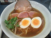 「黒　にほんいち醤油そば（840円）+大盛り無料」@麺巧 潮の写真