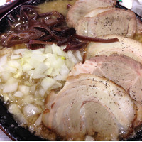 「背脂煮干ラーメン+チャーシュー」@煮干 丸めの写真