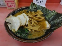 「中盛ラーメン 740円麺硬め　バラ3枚60円　メンマ50円」@王道家の写真
