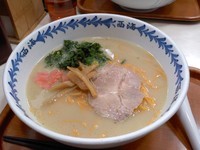 「西海ラーメン、赤麺、替え玉W、日替わりおにぎり」@西海製麺所 稲城若葉台店の写真