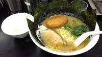 「コロッケラーメン＋ライス(800円＋無料)」@らーめん ぎょうてん屋 町田店の写真