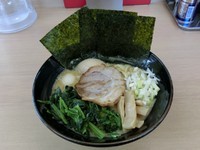 「味玉醤油･並(油少なめ)+ほうれん草増し」@ゴル麺 用田店の写真