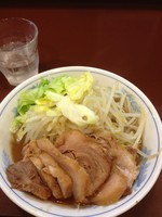 「らーめん少なめ、豚まし、野菜おおめ」@らーめん陸の写真