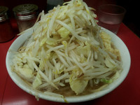「小ラーメン豚入り＋ニンニクヤサイ」@ラーメン二郎 桜台駅前店の写真