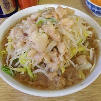 「ラーメン（アブラ）650円　生卵　50円」@ラーメン二郎 栃木街道店の写真