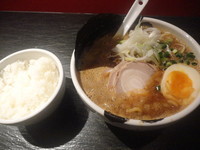「特製醤油ラーメン　大盛＋白ごはん」@あら焚き豚骨 あらとん 新宿御苑店の写真