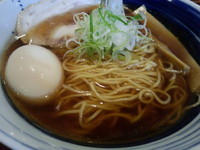 「醤油蕎麦【細麺】(670円)＋半熟玉子(70円)」@自家製麺 琥珀の写真