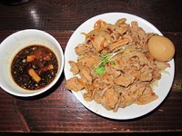 「肉盛りつけ麺並780円＋無料肉増し＋無料味玉」@魁 肉盛りつけ麺 六代目けいすけの写真