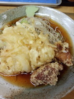 「冷し天ぷら小2ヶそば（玉ねぎ・唐揚げ）400円」@立喰そば・うどん ふじの写真