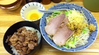 「らーめん(並)+ライス(肉のせ)+生卵」@らーめん きじとらの写真