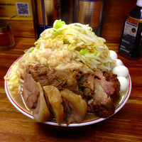 「大ラーメン豚増し＋うずら」@ラーメン二郎 新小金井街道店の写真