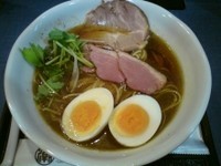 「黒・にほんいち醤油そば＋麺大盛り」@麺巧 潮の写真