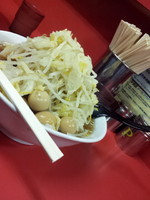 「小ラーメン豚入り+うずら」@ラーメン二郎 茨城守谷店の写真