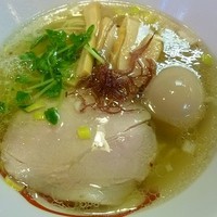 「塩中華そば（味玉トッピング）」@中華そば ともゑの写真